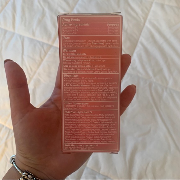 Glossier Invisible shield Sunscreen - Picture 3 of 4
